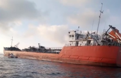 Взрыв на танкере в Азовском море: выброшенных за борт моряков ищут с помощью тепловизора