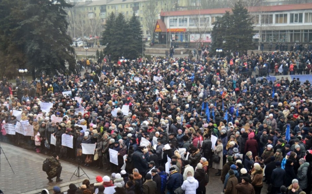 Луганск, согнали студентов, проверять по списку, привозили пенсионеров, митинг против блокады