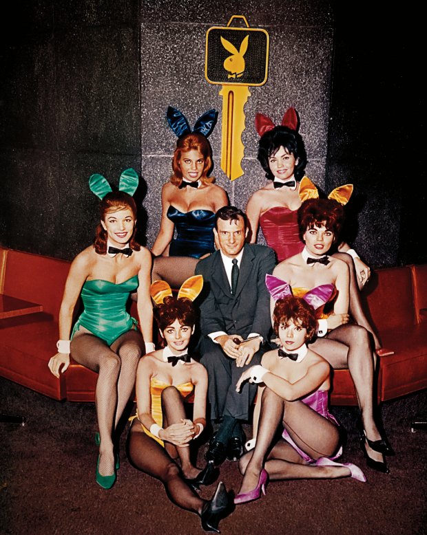 Хефнер с кроликами Playboy Club, Чикаго 1960