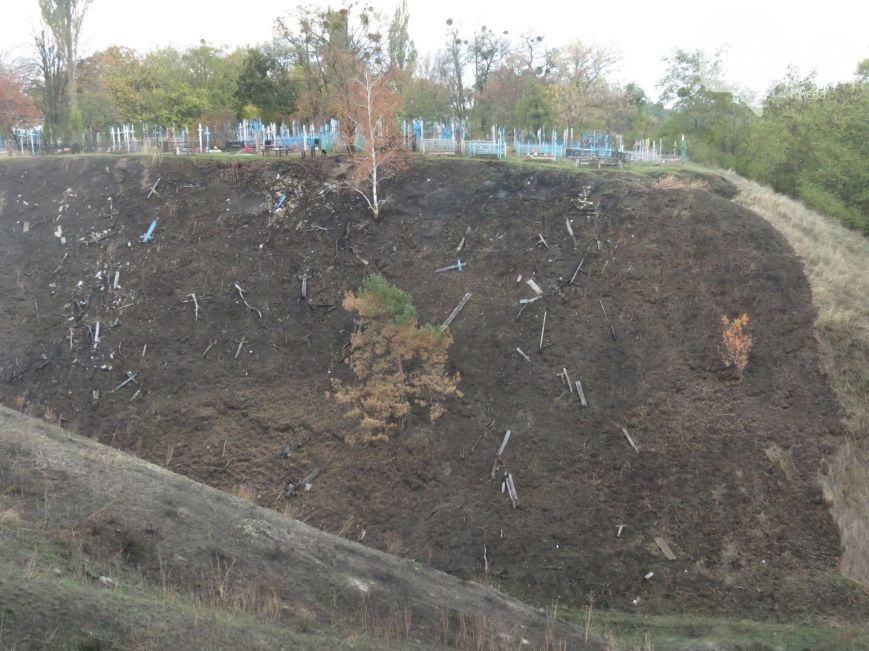 В Киевской области кладбище сползает в Днепр 