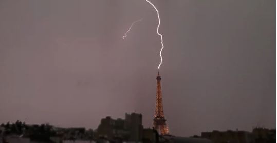 Эйфелева башня, молния, Париж, фото, снимки, 