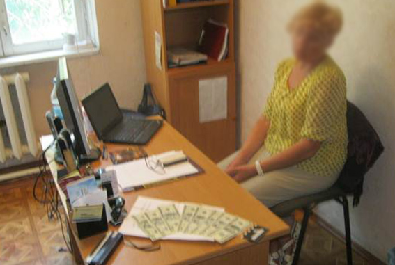 В Одеській області чиновниця погоріла на хабарі