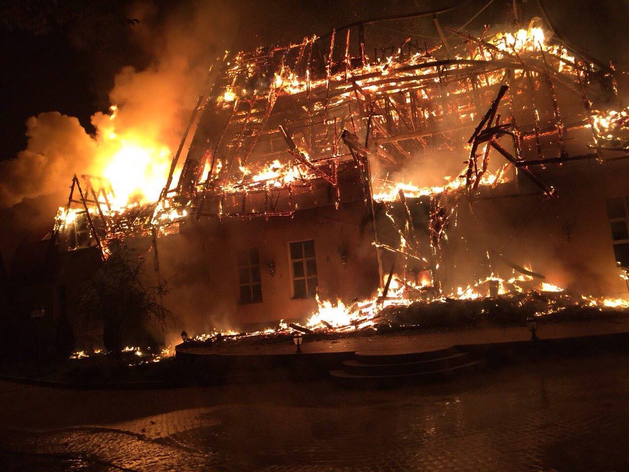 На Закарпатье сгорел оздоровительный комплекс Belle Royalle