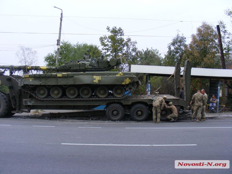 армейский тягач с танком снес фонарный столб 
