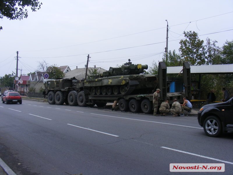 армейский тягач с танком снес фонарный столб 