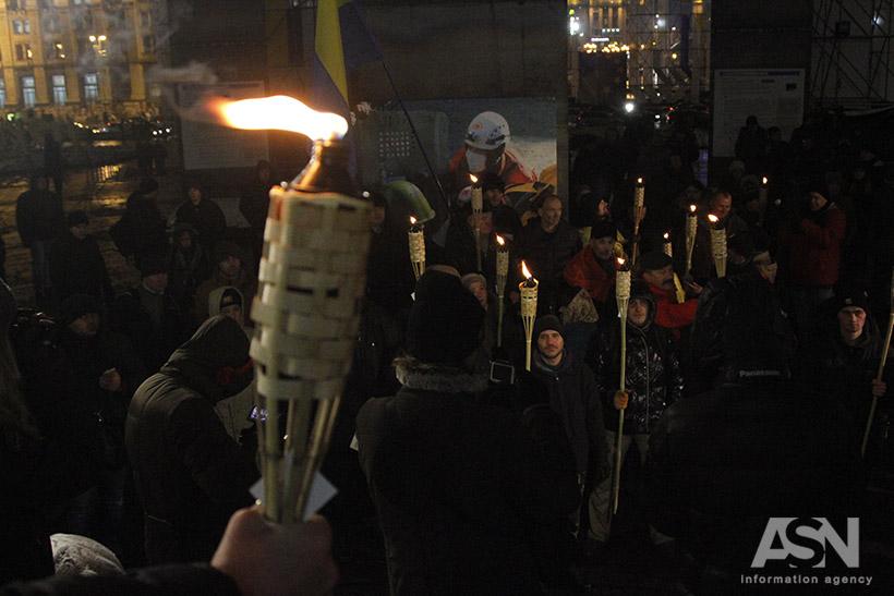 порошенко, марш, шашки, возле порошенко жгли шашки, революция достоинства