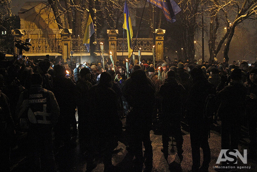 порошенко, марш, шашки, біля порошенко палили шашки, революція гідності