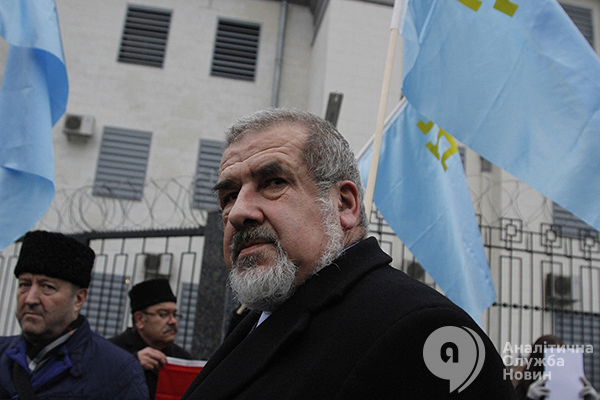 Рефат Чубаров во время акции возле российского посольства в ноябре
