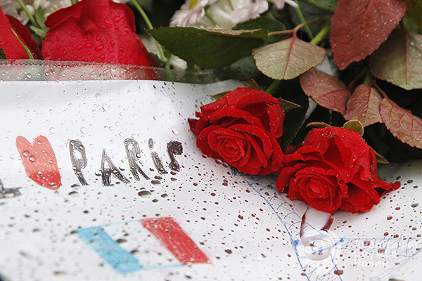 Цветы у посольства Франции после серии терактов в Париже 14 ноября