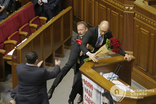 Арсений Яценюк и Олег Барна во время заседания Верховной Рады 11 декабря