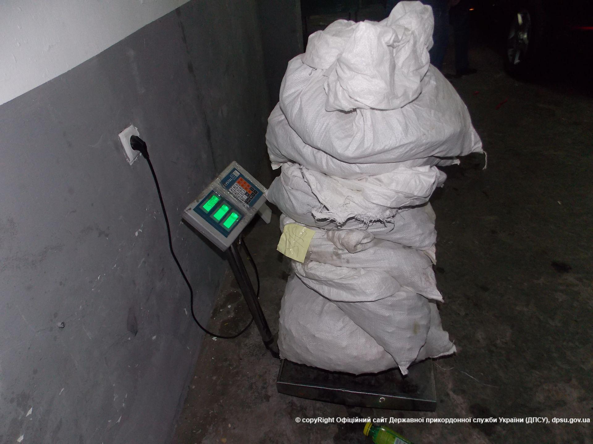 У Львівській області з України намагалися вивезти 150 кілограмів бурштину