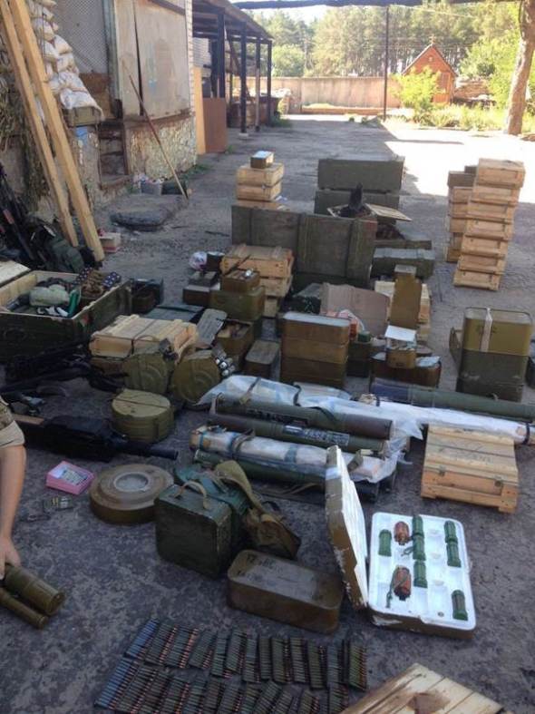 У Луганській області виявлено велику схованку зі зброєю