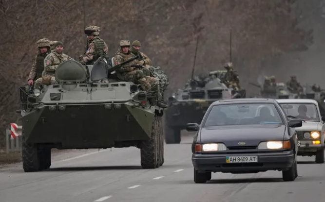 Украинские военнослужащие на дороге в Донецкой области