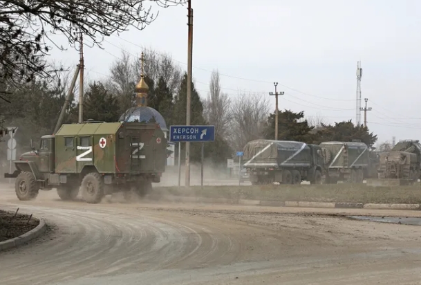 Машины российских военных, отмеченные знаком Z, в городе Армянск в Крыму