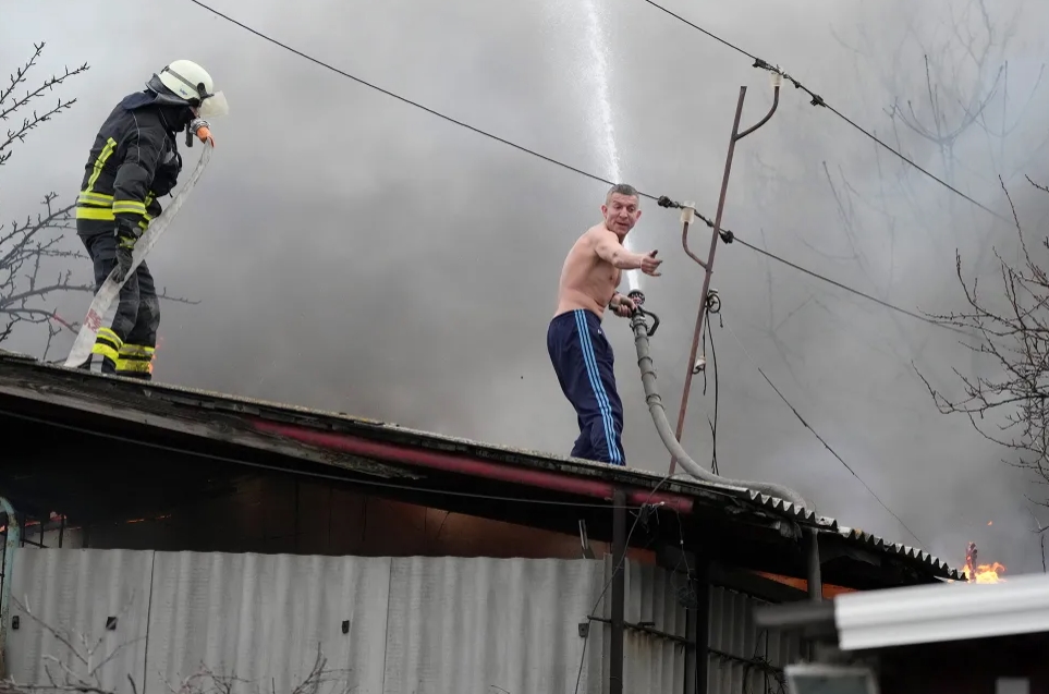 Тушение пожара, возникшего после российского обстрела. Окрестности Мариуполя