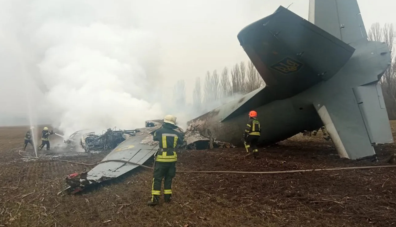 Место крушения украинского военного самолета в Киевской области. По официальным данным, в результате крушения погибли пять человек 