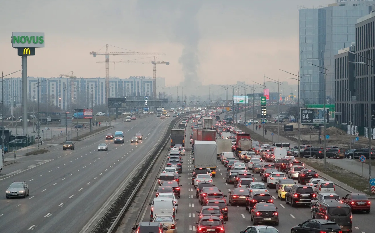 Автомобільний затор у Києві. Після початку війни затори утворилися на виїздах зі столиці України