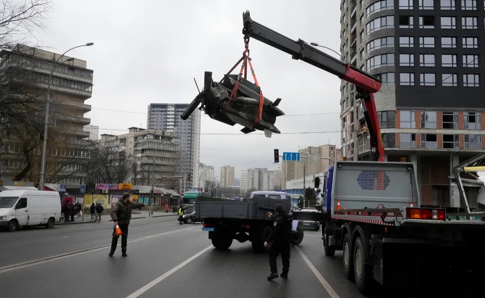 Фрагмент ракети, що впала в Києві, вантажать у машину