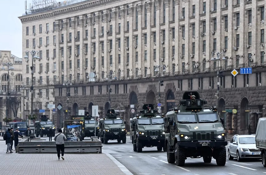 Українська військова техніка проїжджає Майданом Незалежності в Києві